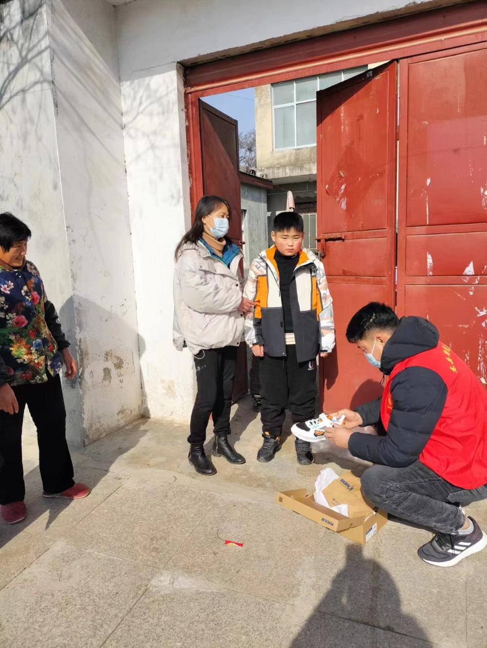 高岳街道李洼村开展“红色串门、暖心敲门”常态化活动_杜集区人民政府