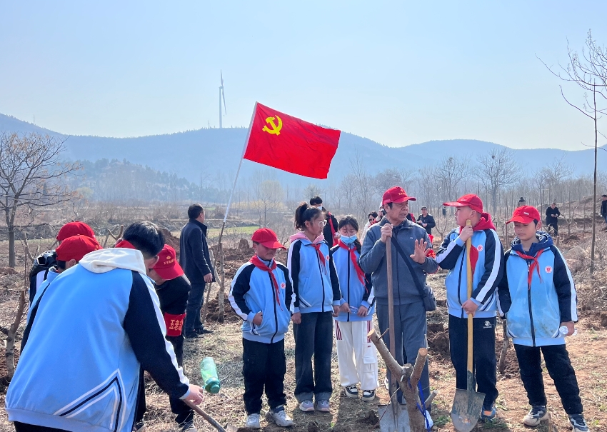 石台镇:植树正当时 人居环境添新绿_杜集区人民政府