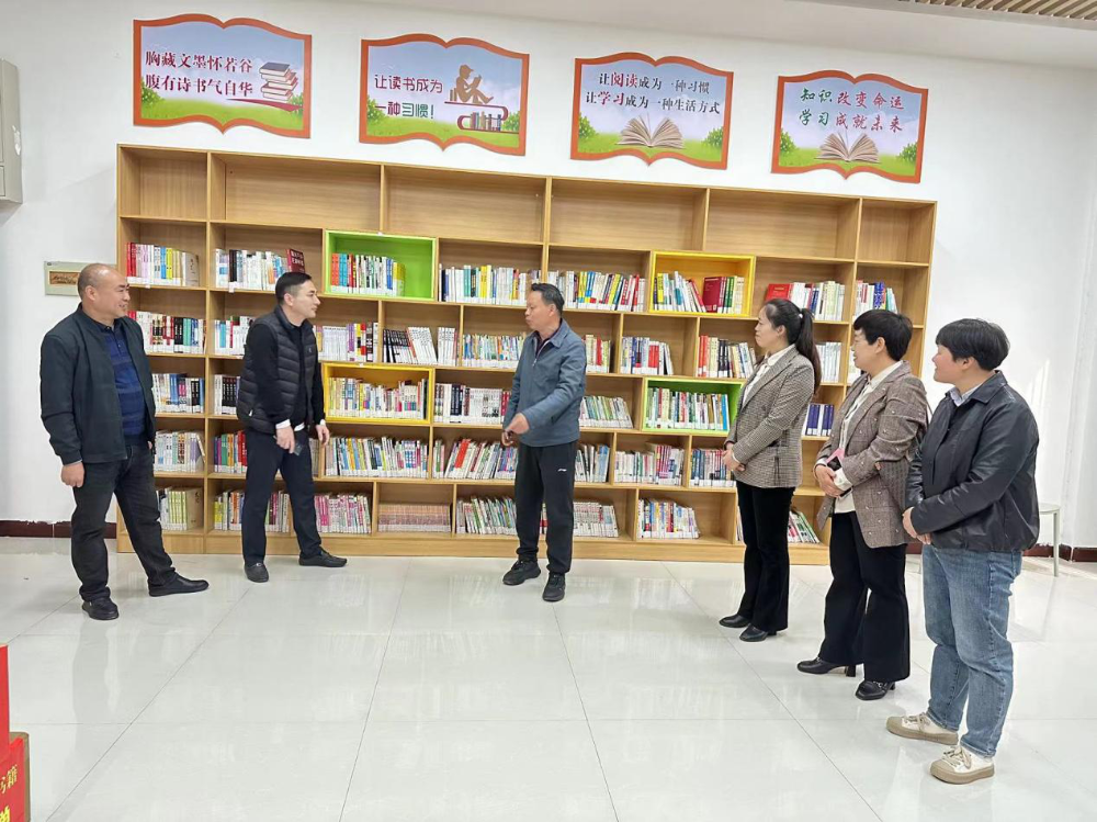 街道六和社区阅读空间赠送书籍,市委党史和地方志研究室副主任朱忠慧