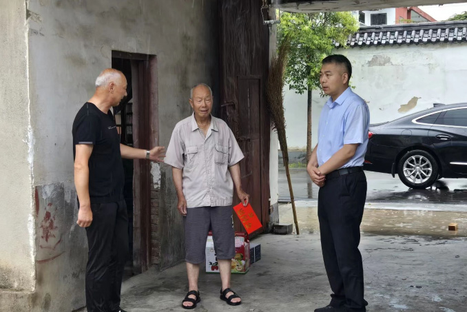 区委书记尹农纲在高岳看望慰问老党员