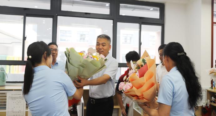 尹农纲、史庆超开展教师节走访慰问活动