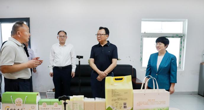 蒋曦在调研乡村直播间及乡村产业发展工作时强调