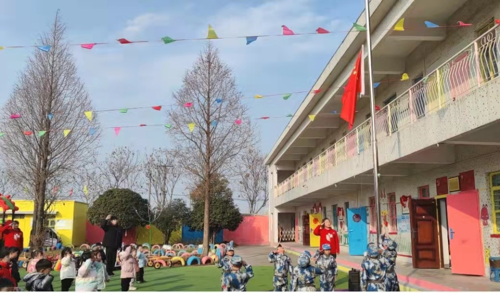 高岳街道双楼村金色摇篮幼儿园开展爱国爱家爱生活主题升旗仪式