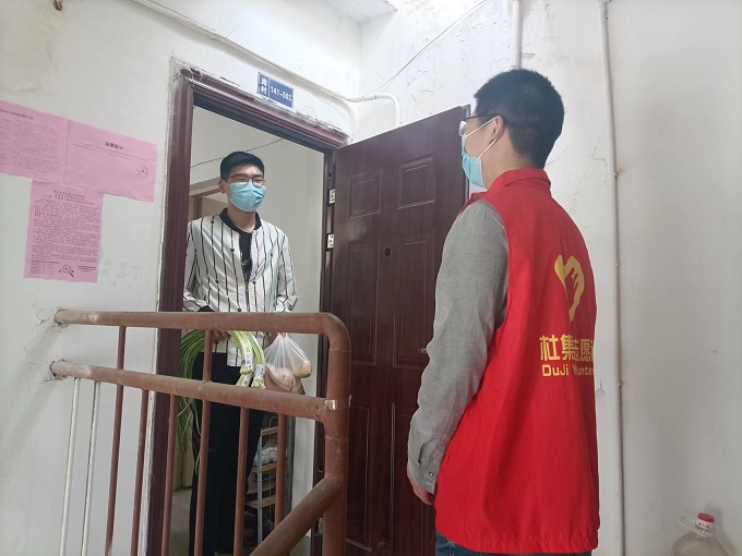 I:2年丁佳楠\u9547办上传信息20425青年突击队投身疫情防控，让居家隔离更显温情\u5fae信图片_20220424165209 - 副本.jpg