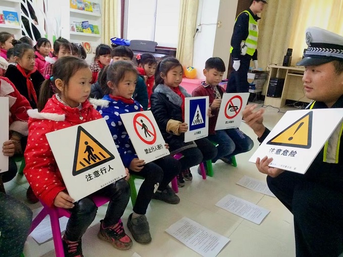 I:2年丁佳楠\u9547办上传信息20426“守法规知礼让，安全文明出行”——高岳社区少工委开展交通安全宣传活动\u9ad8岳少工委交通\u5fae信图片_20220426155522 - 副本.jpg