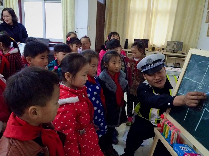 I:2年丁佳楠\u9547办上传信息20426“守法规知礼让，安全文明出行”——高岳社区少工委开展交通安全宣传活动\u9ad8岳少工委交通\u5fae信图片_20220426155518 - 副本.jpg